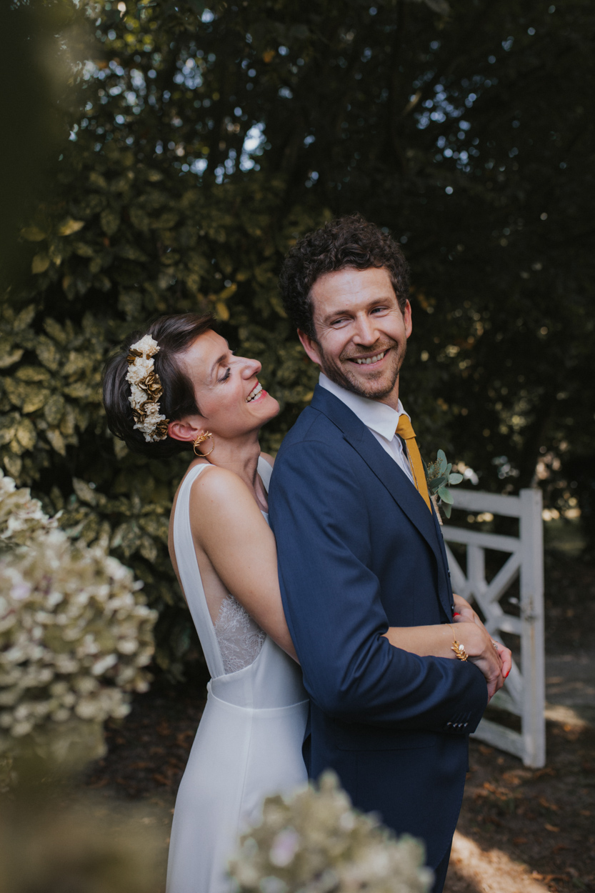 photo de couple mariés jardin hortensias mariage colombier baie de sienne