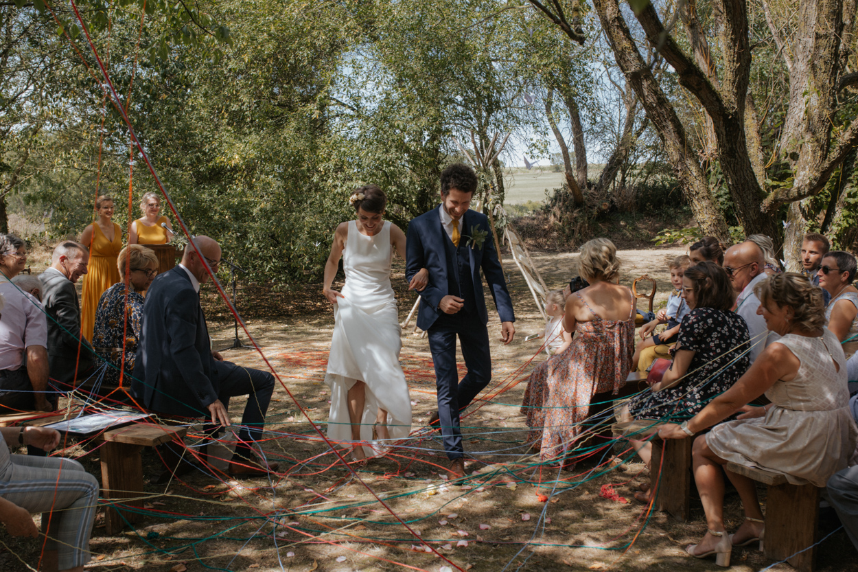 sortie des mariés cérémonie laïque jardin colombier baie de sienne lancer pelotes de laine