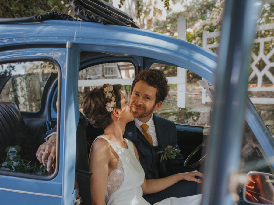 portraits mariés dans voiture 2CV bleue mariage colombier de la baie de sienne