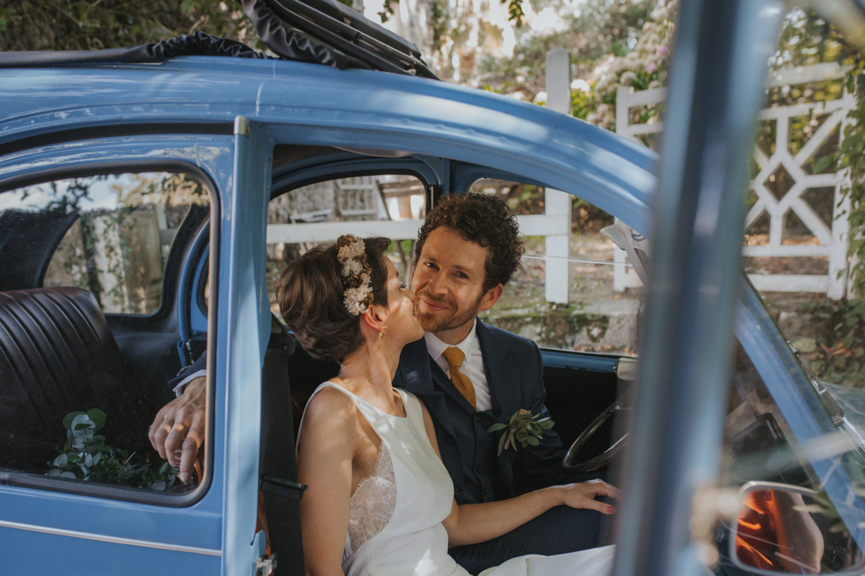 portraits mariés dans voiture 2CV bleue mariage colombier de la baie de sienne