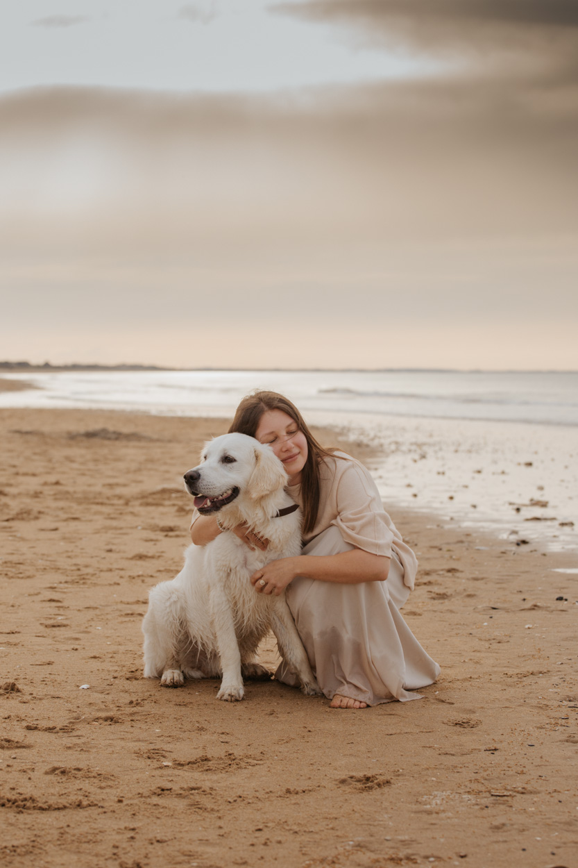 Portrait chien humaine plage Cabourg golden hour