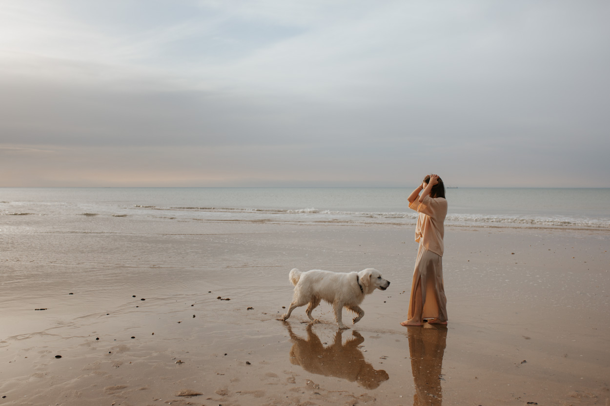 séance lifestyle chien humain plage Cabourg