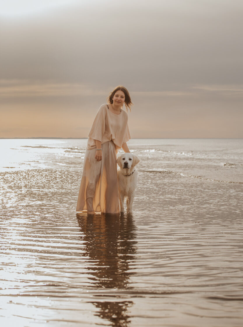 Portrait pied dans l'eau plage Cabourg femme golden retriever