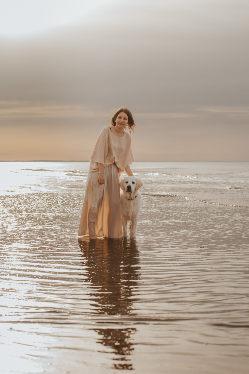 Portrait pied dans l'eau plage Cabourg femme golden retriever