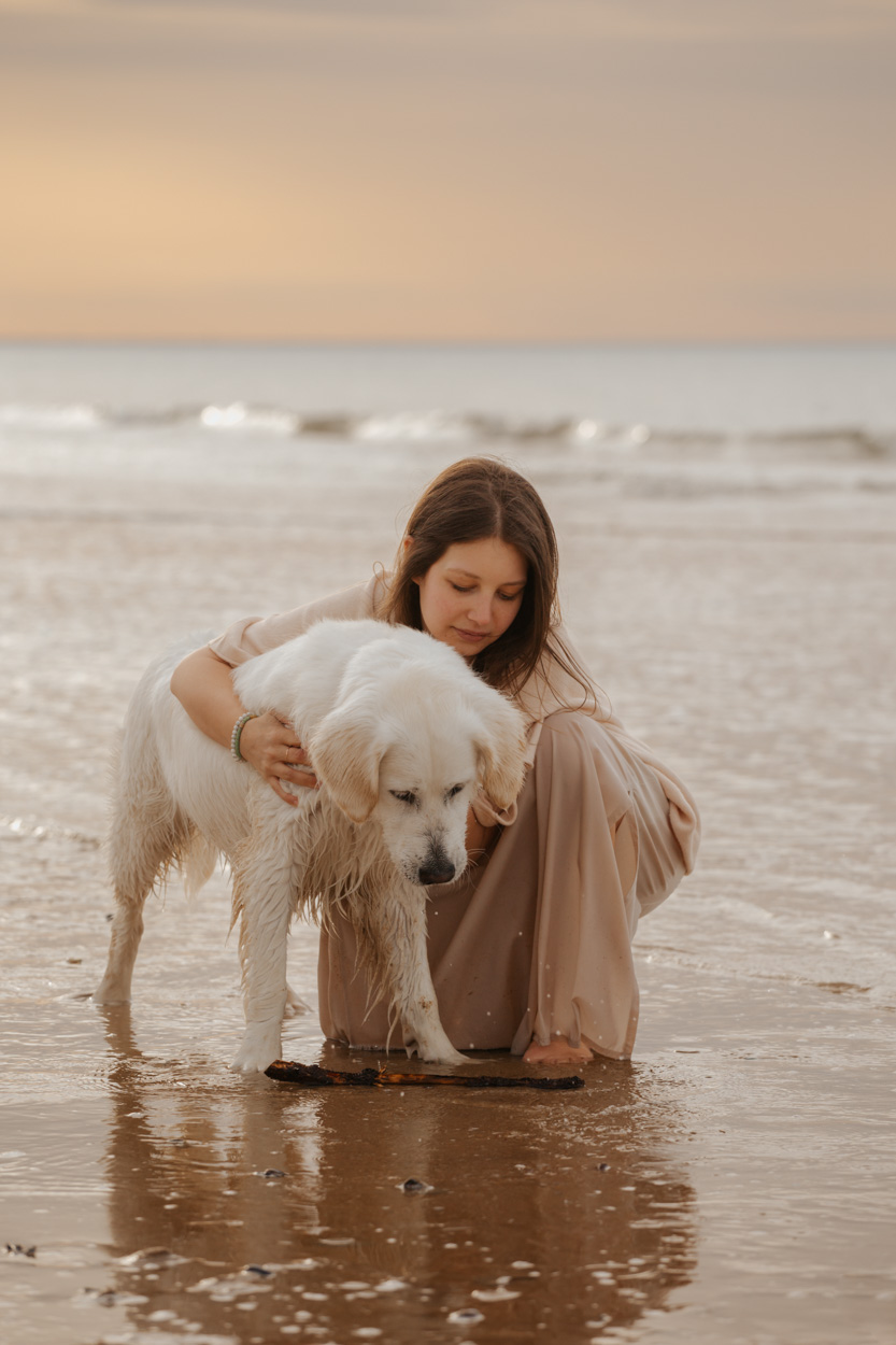 Portrait femme et golden retriever golden hour plage Cabourg