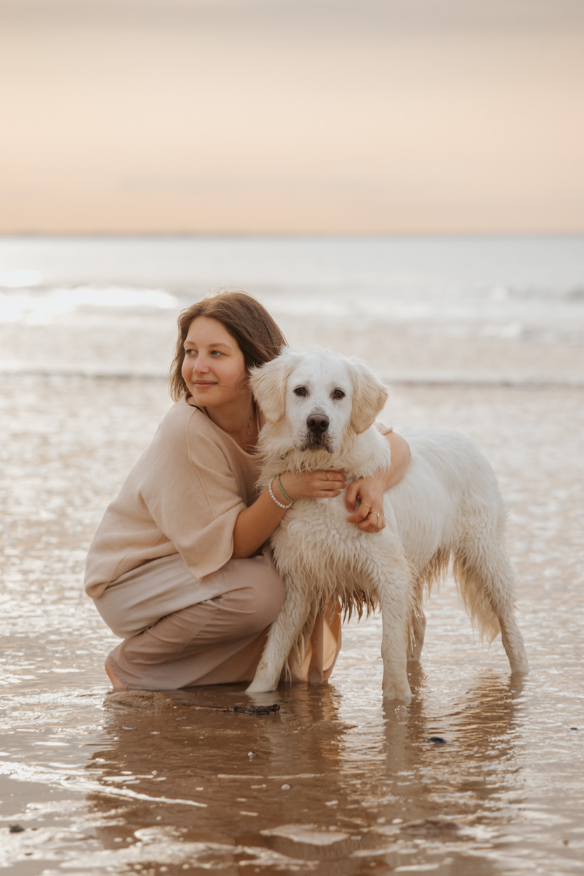 Portrait femme et golden retriever golden hour plage Cabourg