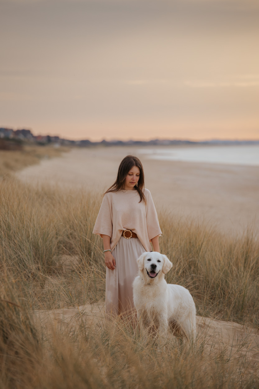 Portrait femme et golden retriever dunes Cabourg Le Home Varaville coucher soleil sunset
