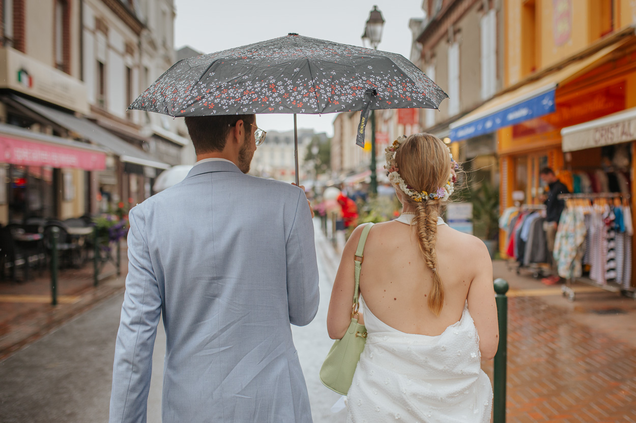 cortège maries rue de la mer cabourg pluie parapluie