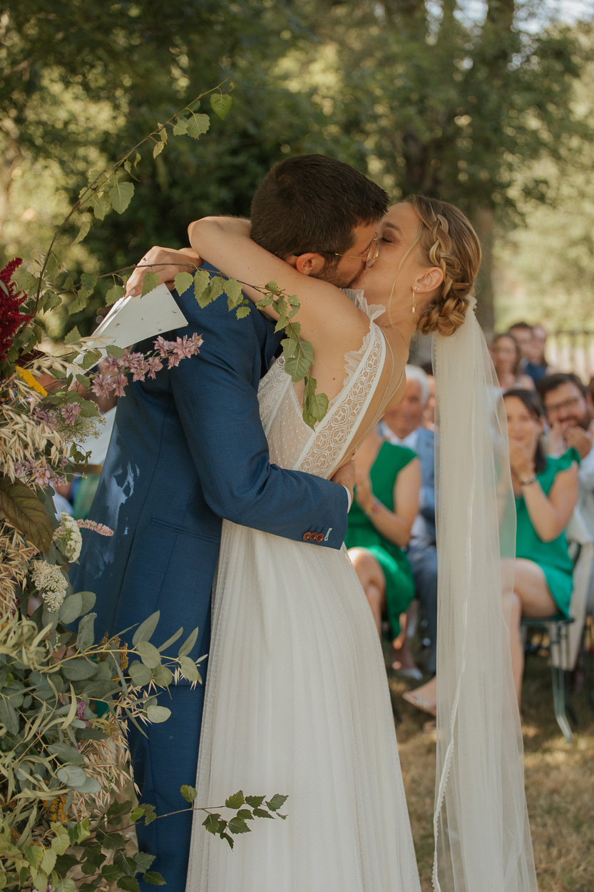 baiser des mariés cérémonie laïque mariage champ delaunay sous les arbres