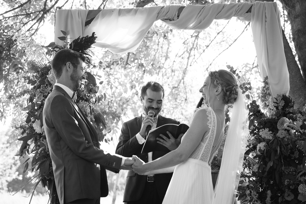 échange voeux mariés cérémonie laïque mariage champ delaunay sous les arbres