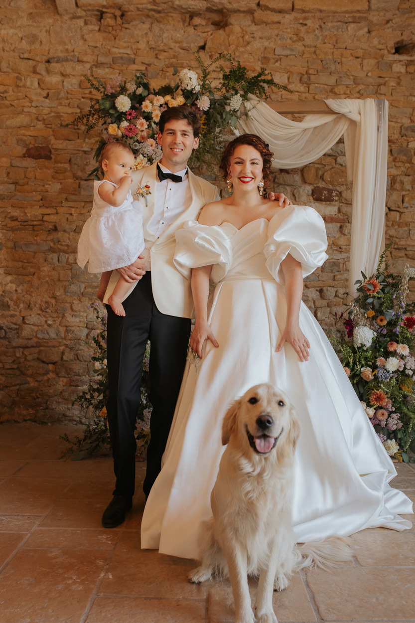 portrait famille mariés enfant et chien golden retriever arche mariage manoir de chivré
