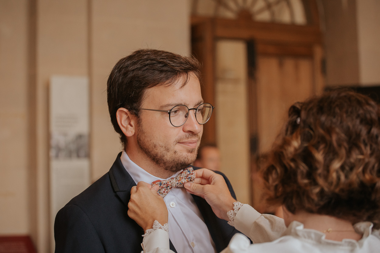 invité ajustant noeud papillon mariage mairie de Caen