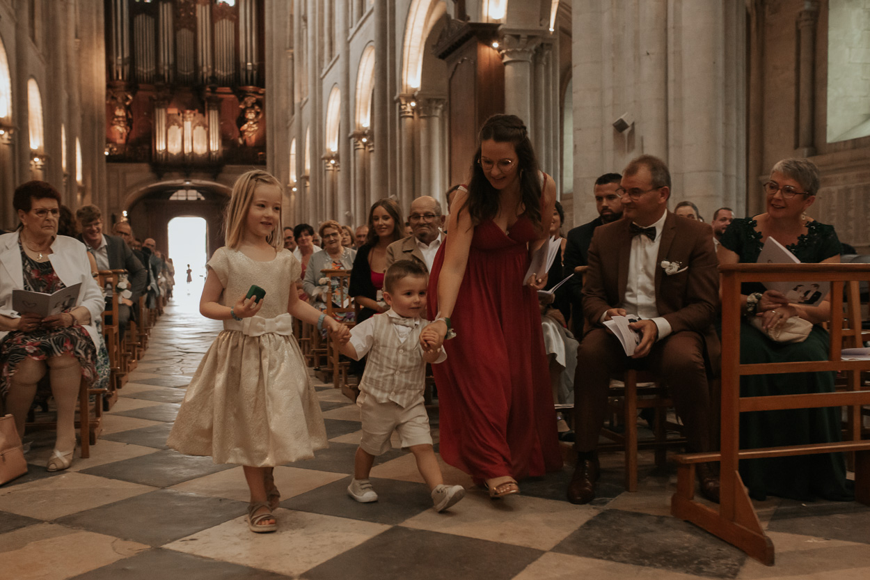 présentation alliances enfants d'honneur mariage religieux abbatiale saint etienne caen