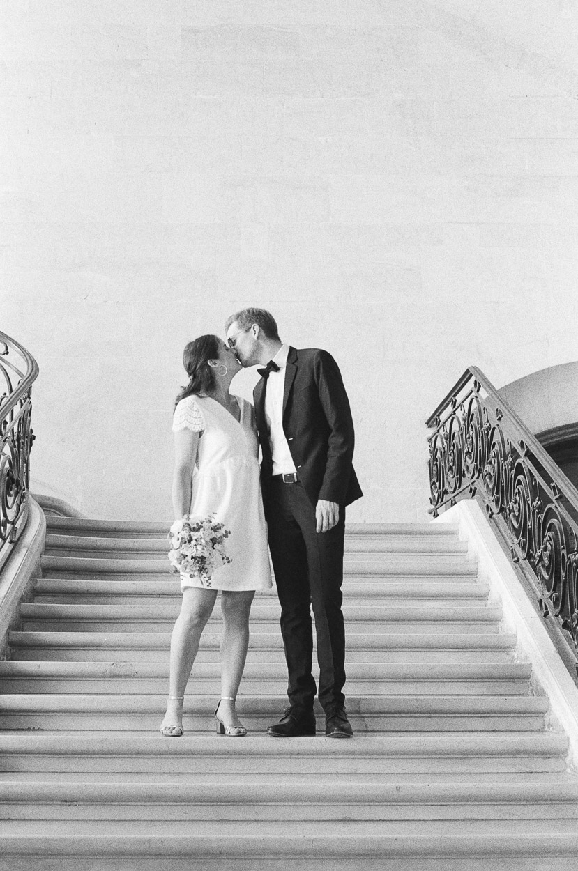 séance couple argentique escalier mairie Caen