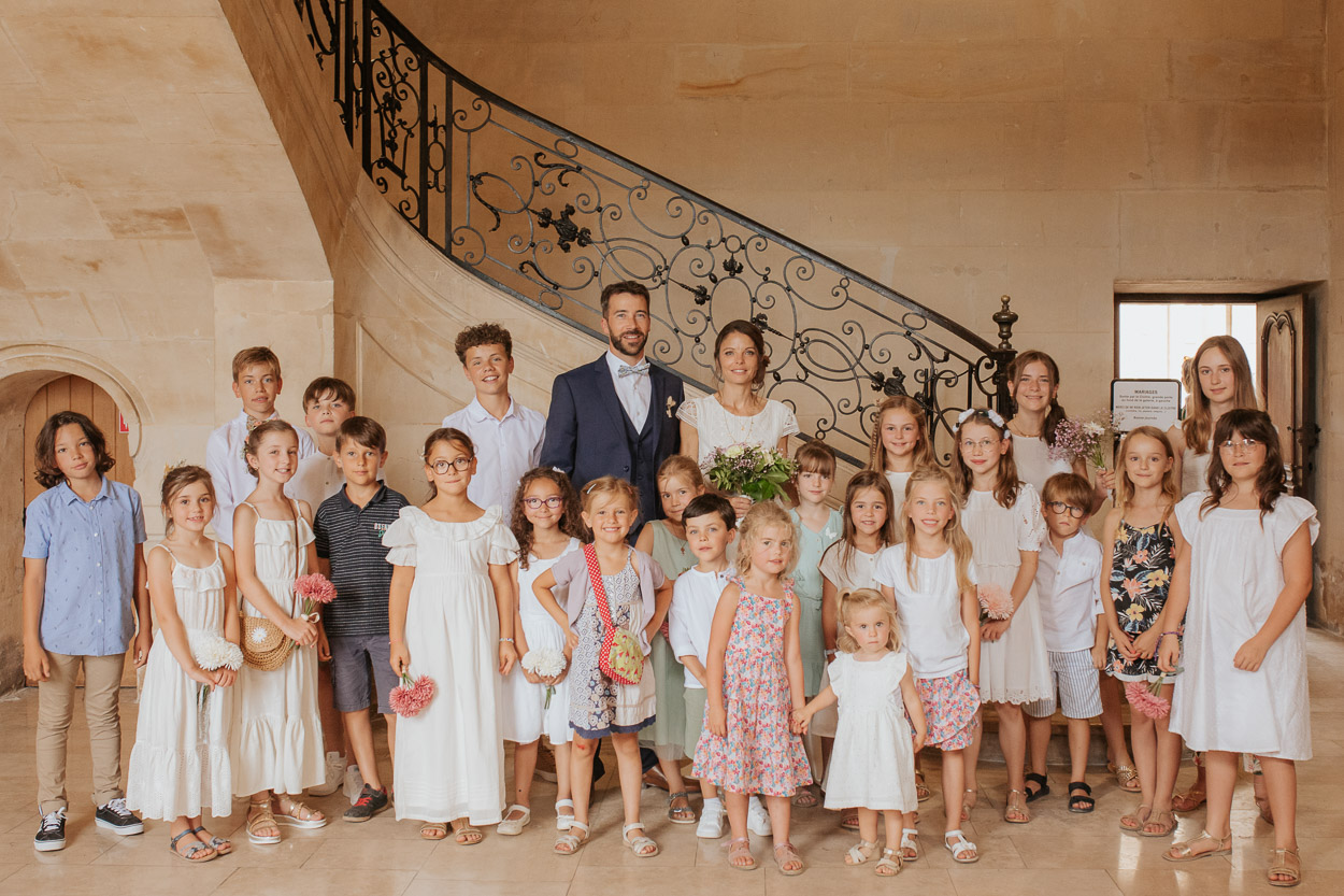 mariage mairie caen mariés et enfants d'honneur escalier