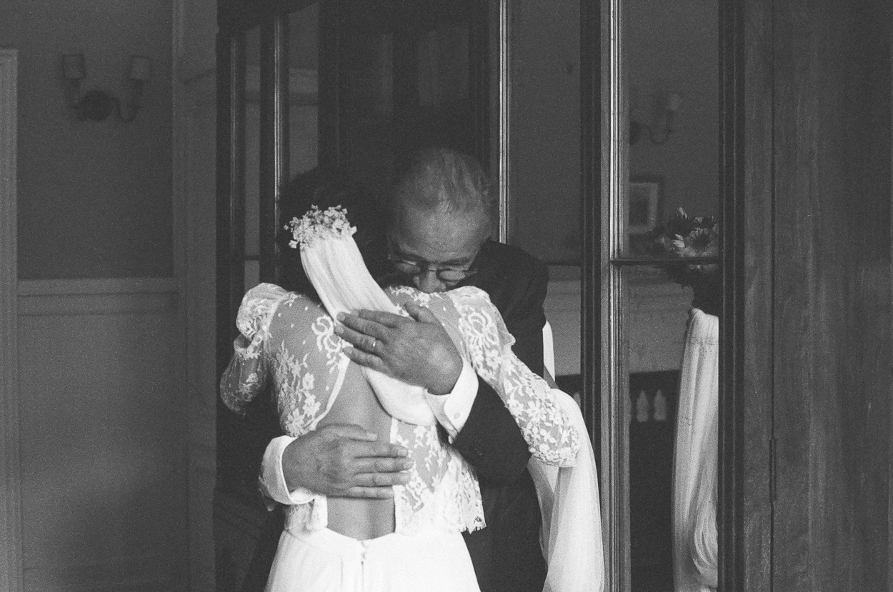 first look père fille argentique analog canon ae1 ilford hp5 wedding on film