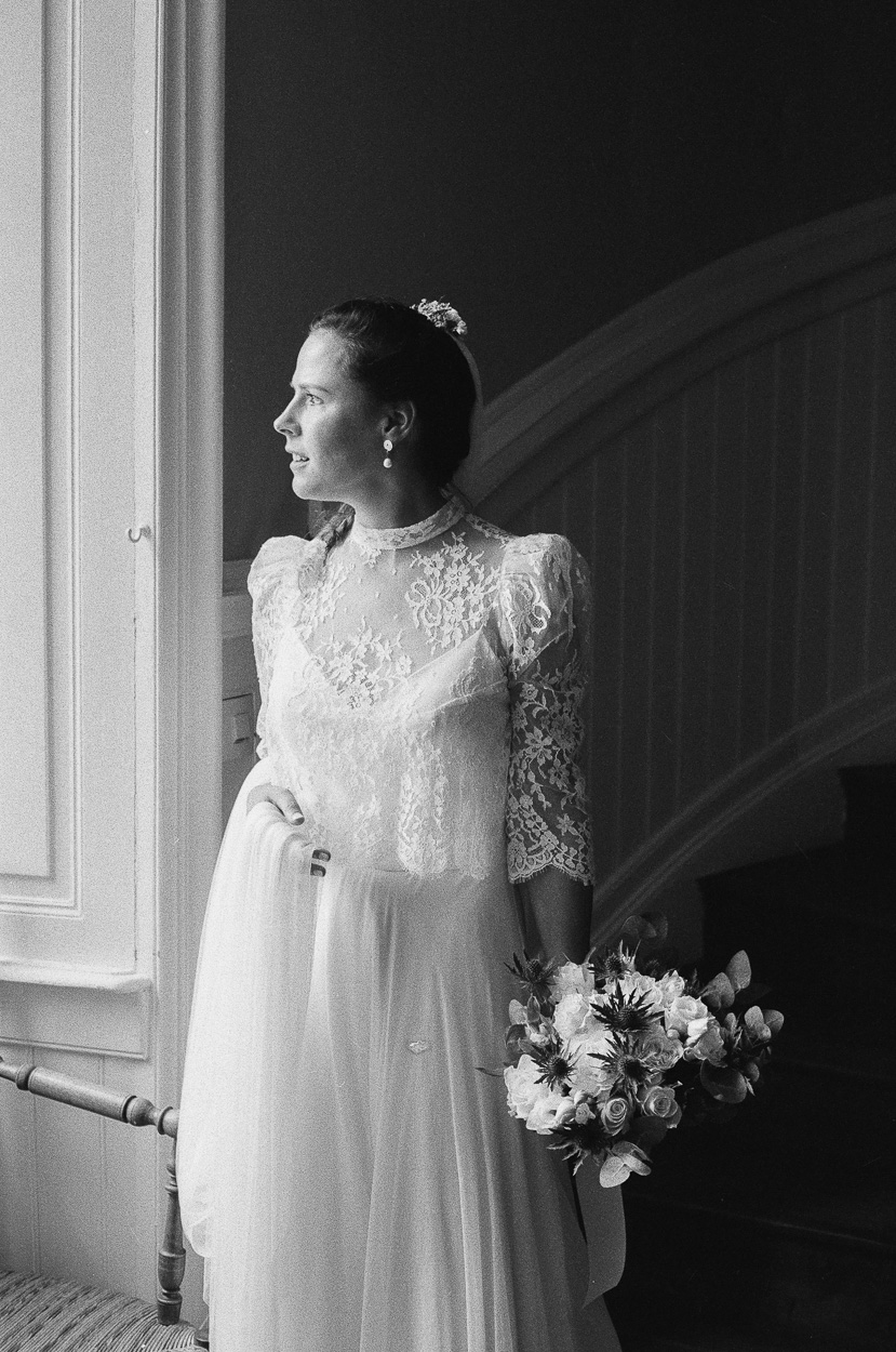 portrait argentique mariée escalier manoir de kerouzien quimper