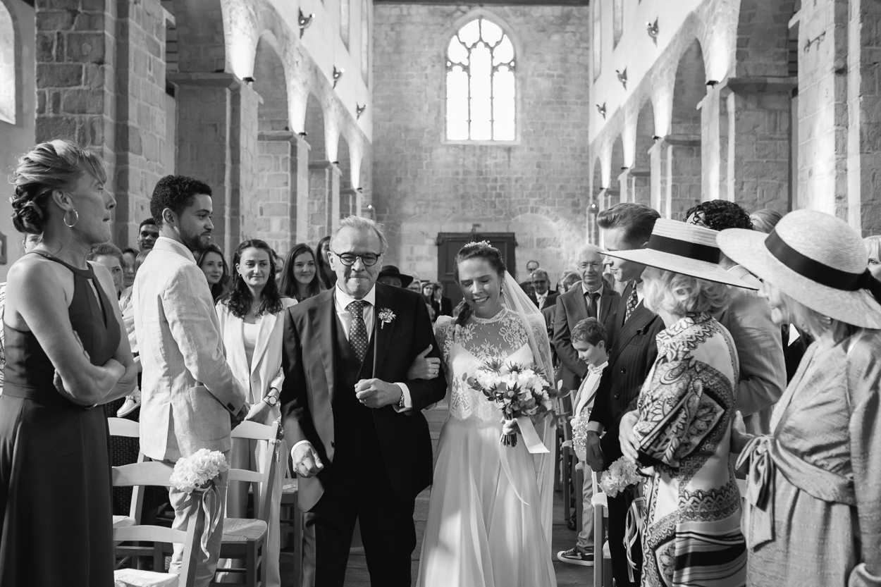 entrée mariée et son père église quimper
