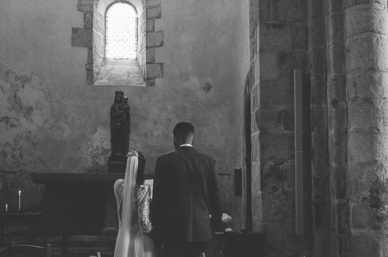 prière à la vierge église argentique analog wedding onfilm