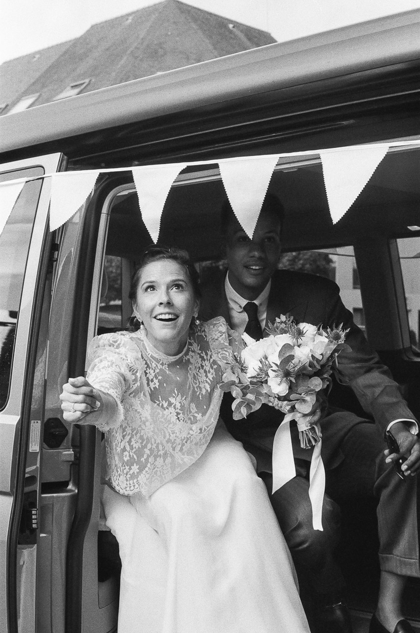 départ église en mini van argentique canon ae1 wedding onfilm analog