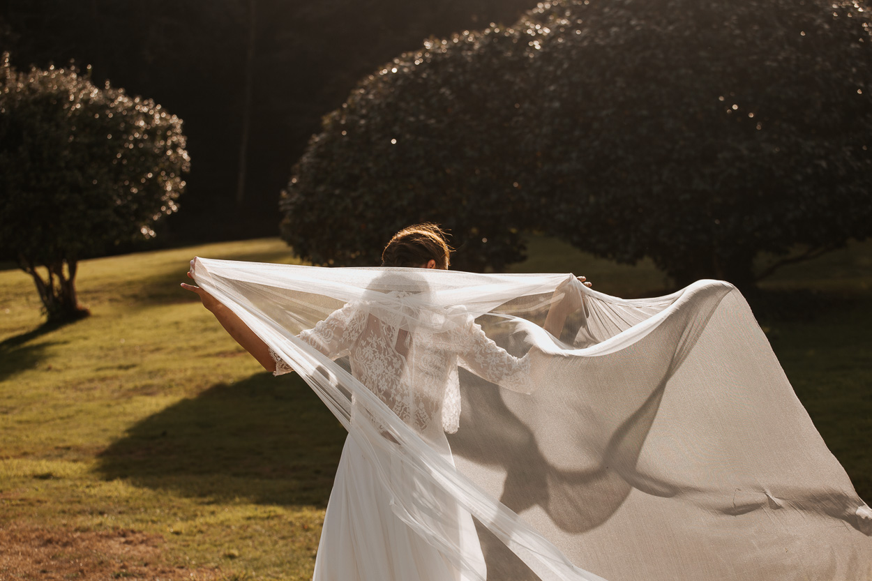 dos mariée et son voile mariage manoir kerouzien finistère