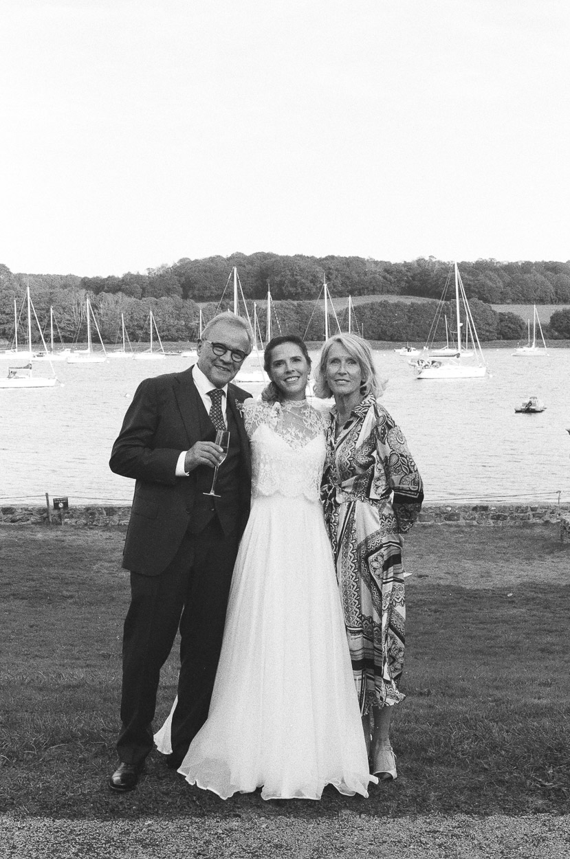 portrait argentique mariée et ses parents manoir de kerouzien