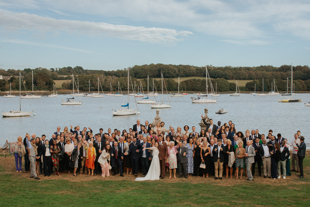 photo de groupe mariage manoir de kerouzien quimper finistère bretagne